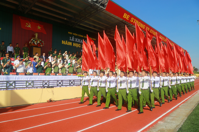 Đội hồng kỳ Học viên CSND diễu binh chào mừng Lễ khai giảng